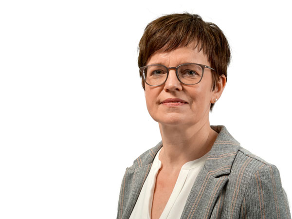 sie sehen hier: Monika Schlichtmann, Mitarbeiterin in der Lohn- und Finanzbuchhaltung