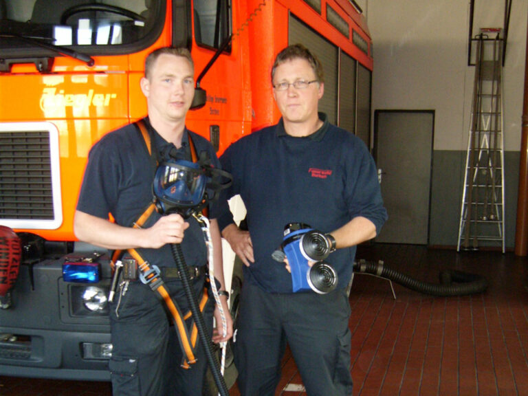 zwei Mitarbeiter der Feuer- und Rettungswache mit dem Frischluftsaugschlauchgerät