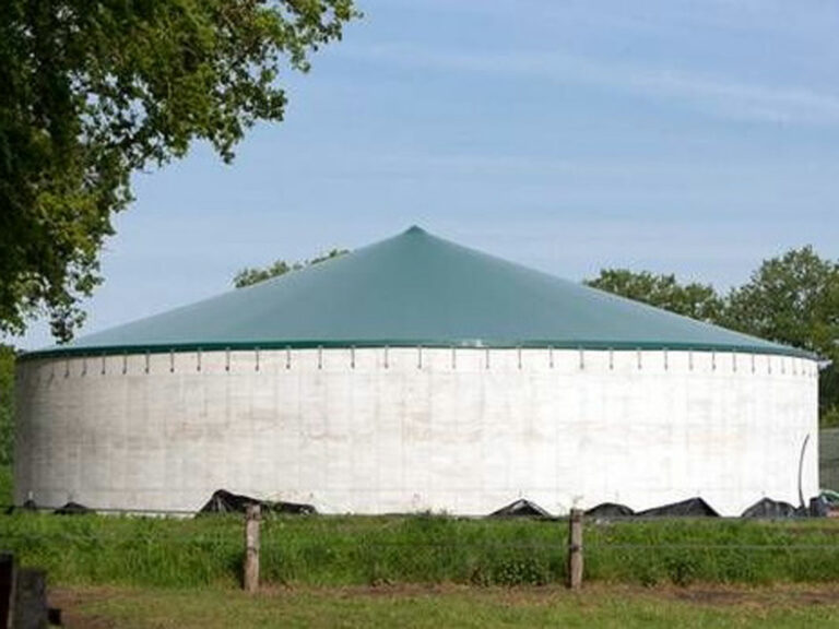 Güllebehälter aus Ortbeton mit einem Foliendach der Firma Huesker