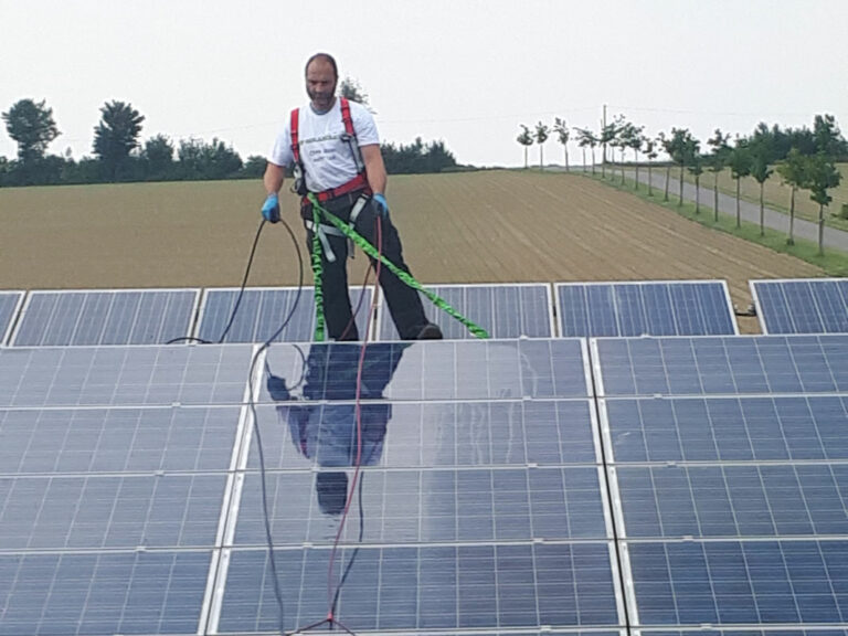 Reinigung einer PV-Anlage mit dem System Rotaclean