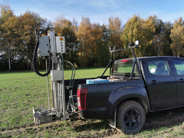 Das Fahrzeug im Einsatz zum Bodenproben ziehen auf einem Feld eines Mitglieds des Maschinenrings Höxter.