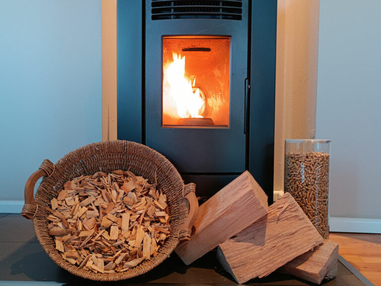 Die verschiedenen Brennstoffe, die der Biomassehof Borlinghausen anbietet: Brennholzhackschnitzel, Buchen-Brennholz und Holzpellets.