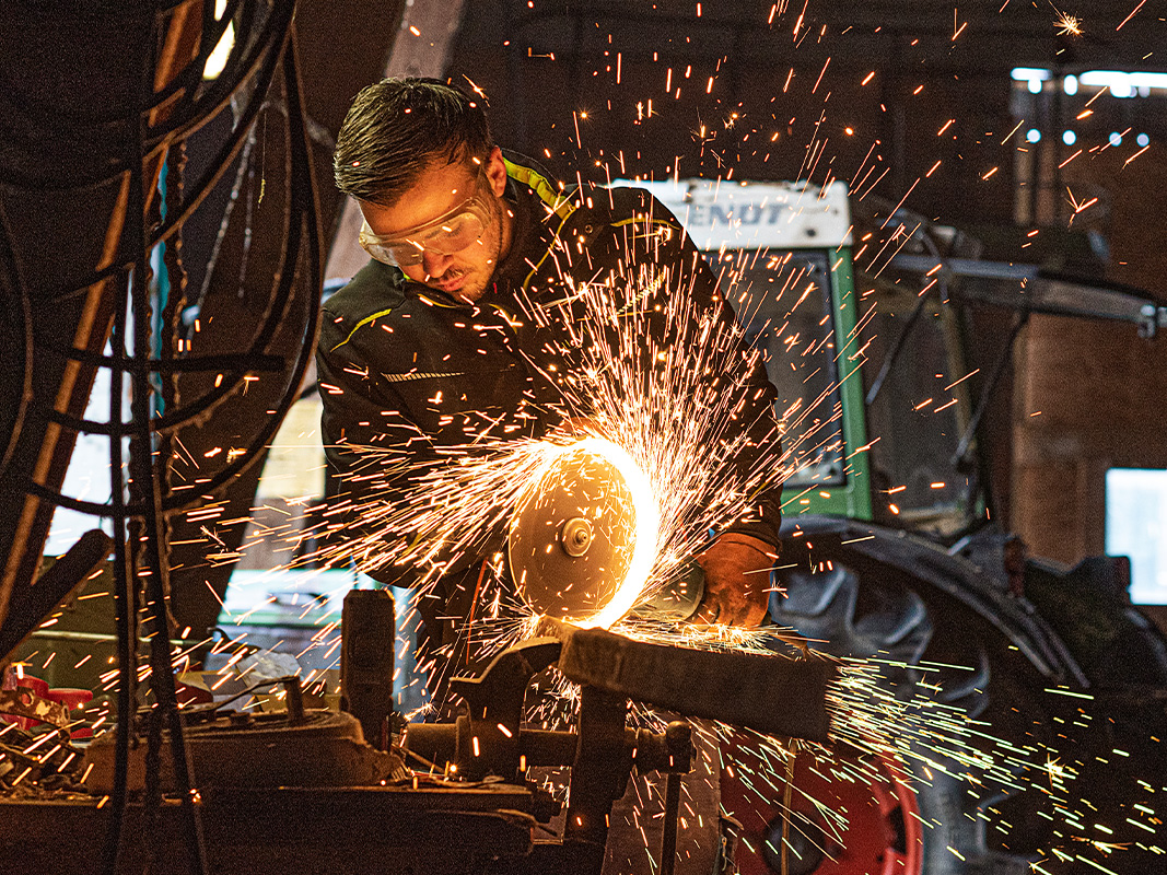 Unsere Fachkräfte für Arbeitssicherheit helfen Arbeitsunfälle auf deinem Hof zu vermeiden.