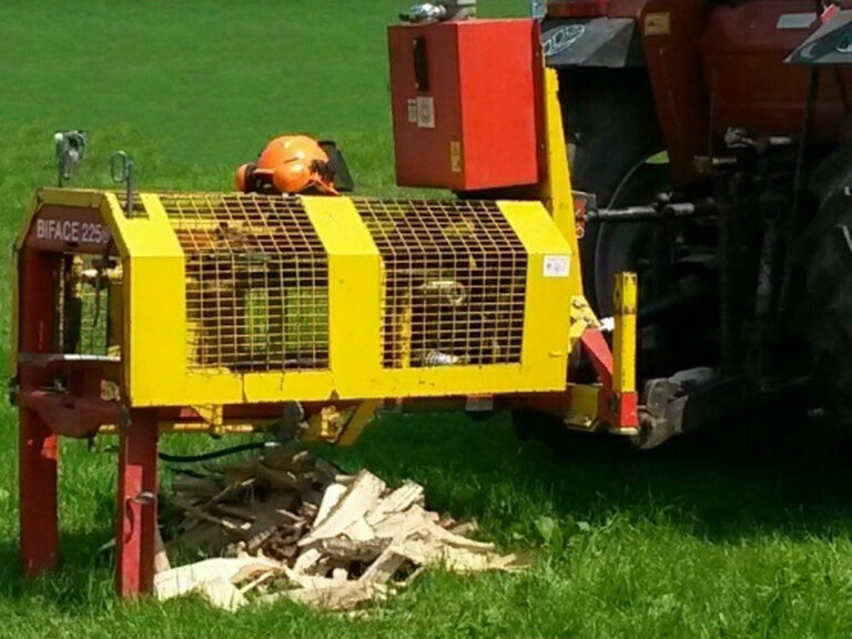 Zaunpfähle anspitzen mit der Leihmaschine des BHD & MR EN-HA-MK e.V.