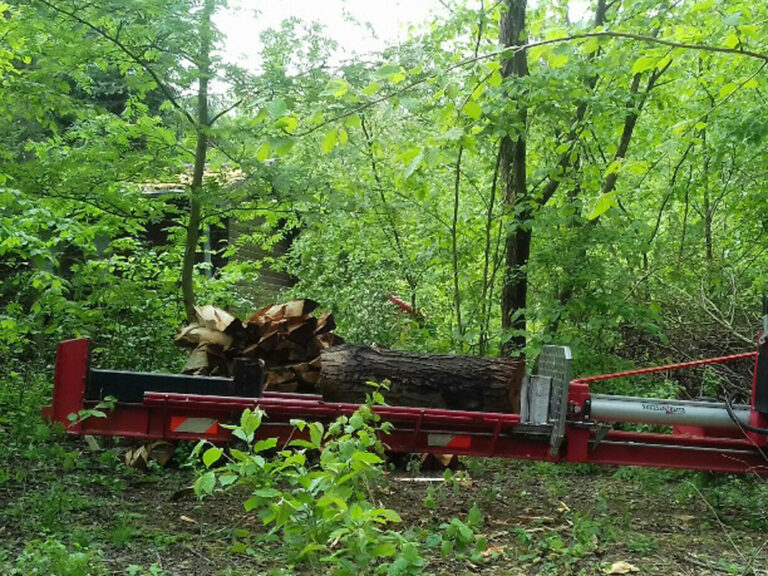 Zaunpfähle spalten mit der Leihmaschine des BHD & MR EN-HA-MK e.V.