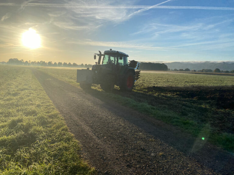 Fendt mit Plug im Spätsommer -Sonnenaufgang