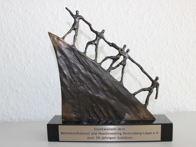 Skulptur 50 Jahre Betriebshilfsdienst, 5 Personen am Berg
