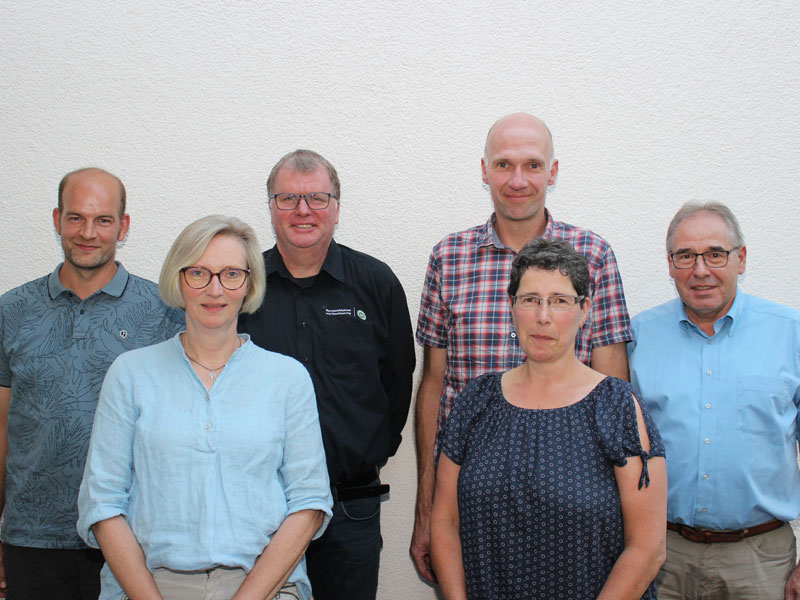 Maschinenring-BHD_Ravensberg-Lippe 2023 Vorstand, 6 Personen vor weißer Wand, 2 Damen im Vordergrund, Vorstand