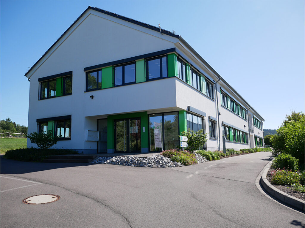 Man sieht hier die Frontansicht eines großen Bürogebäudes, in dem unter anderem die Geschäftsstelle des BHD & MR Siegen-Wittgenstein untergebracht ist.