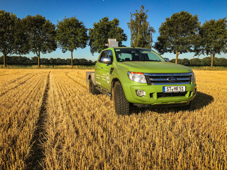Bodenprobenahme mit unserem Bodenproben-Fahrzeug für optimales Nährstoffmanagement in der Landwirtschaft.