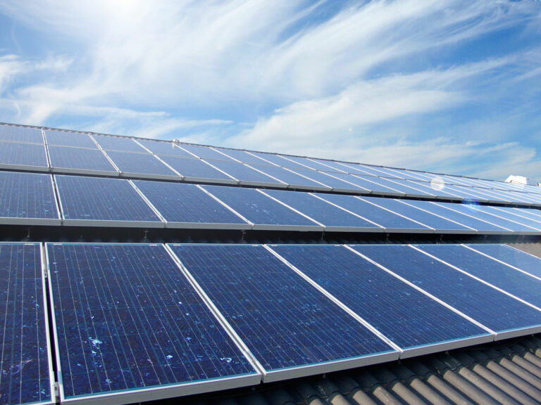 Erneuerbare Energie in Aktion - Photovoltaikanlagen und professionelle Energiedienstleistungen.