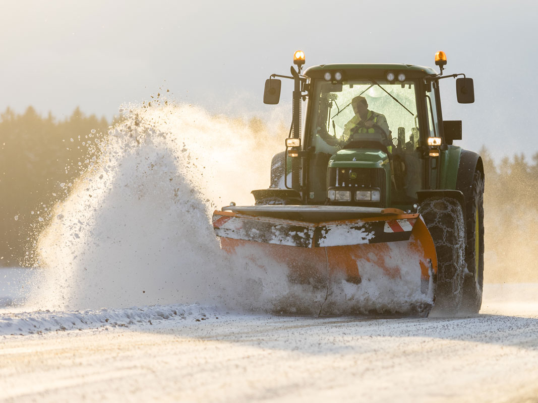 Winterdienst in Aktion: Sicherheit und Sauberkeit, wenn es drauf ankommt.