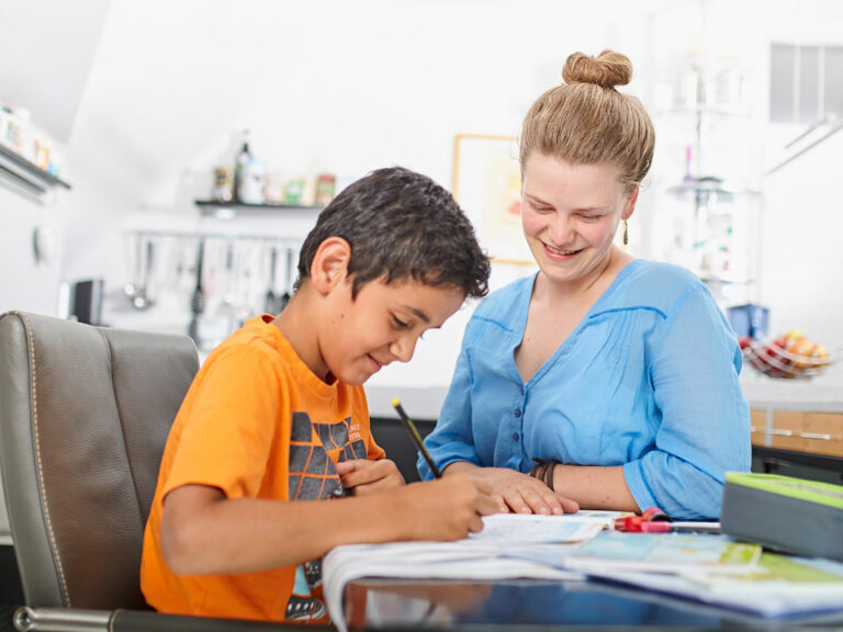 Unsere Hauswirtschafterinnen begleiten die Kinder auch bei den Hausaufgaben