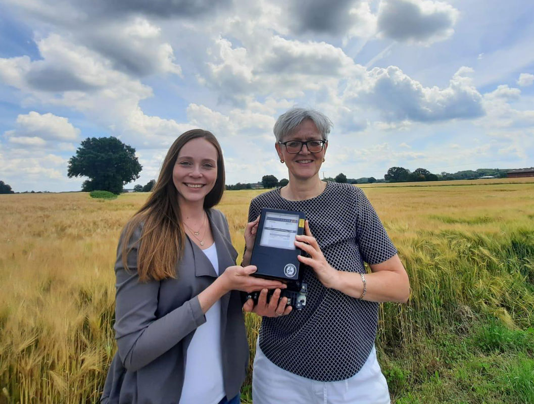 Larissa und Lisa mit einem Stromzähler